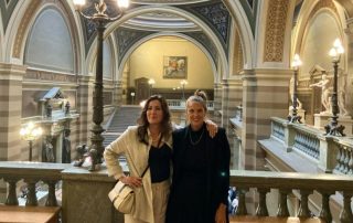 Charlotta Skorup, Centrum för Näringslivshistoria och Emma Grönlund, UF, på Universitetshuset när det nya temat presenterades för UF-lärarna i Uppsala.